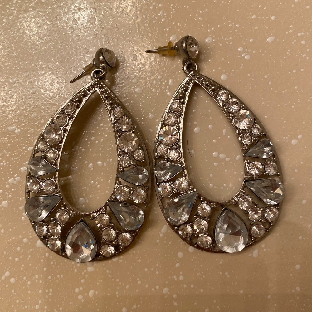 Women’s dangle earrings